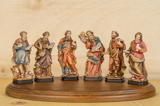 Holzgeschnitzte Heiligenfiguren: Die Verehrung der Heiligen im Monat Juni