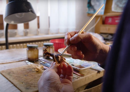 Kunstvolle Handarbeit: Die Handbemalung von Holzschnitzereien aus Gröden