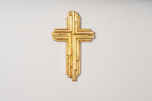 Moderne holzgeschnitzte Kreuze – christliche Tradition neu interpretiert